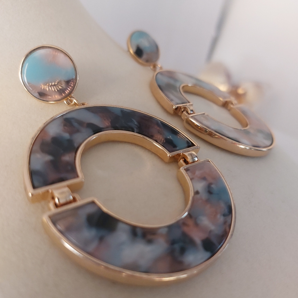 Large Gold Tone Hoop Swing Earrings Dangle Tortise Shell Blue Pink - Picture 4 of 7
